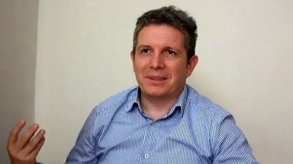 حمله قلبی گزارشگر مشهور حین گزارش لیگ یک!