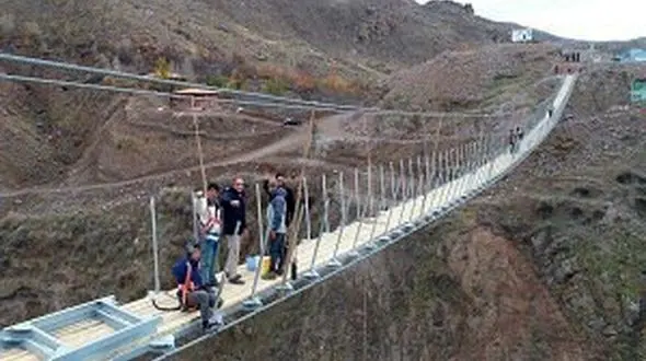 نخستین پل تمام‌شیشه‌ای کشور+ عکس