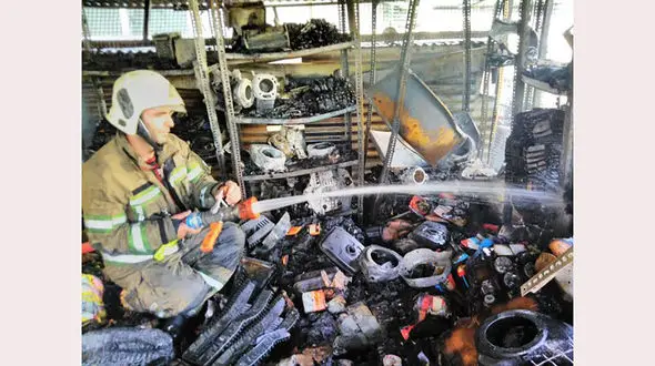 آتش سوزی وحشتناک در قلب تهران / یک آتش نشان سوخت + عکس ها