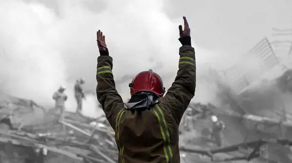 گزارش تصویری از شامگاه جمعه ساختمان پلاسکو/ ساختمان مجاور تخریب شد+ فیلم