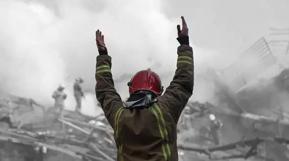 گزارش تصویری از شامگاه جمعه ساختمان پلاسکو/ ساختمان مجاور تخریب شد+ فیلم
