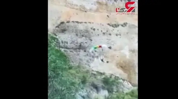 فیلم دلخراش از لحظه برخورد خلبان پاراگلایدر به کوه