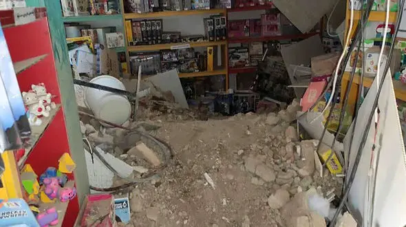 ببینید / لحظه عجیب فرو رفتن یک سوپر مارکت در زمین با مشتری‌هایش