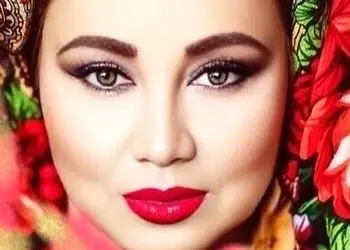 فیلم آواز / تارنوازی بهنوش بختیاری سر سفره باشکوه شب یلدا/ از هر انگشتش یه هنر میریزه اینه‌ها