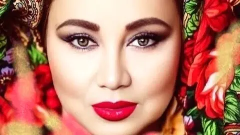 فیلم آواز / تارنوازی بهنوش بختیاری سر سفره باشکوه شب یلدا/ از هر انگشتش یه هنر میریزه اینه‌ها