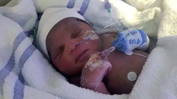 پیدا کردن نوزاد رها شده در برف سنگین زمستان / این دختر چگونه در دمای زیر صفر زنده ماند+عکس