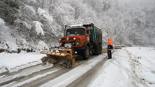 جاده‌های مازندران باز است/ عملیات برف‌روبی در محورهای کوهستانی