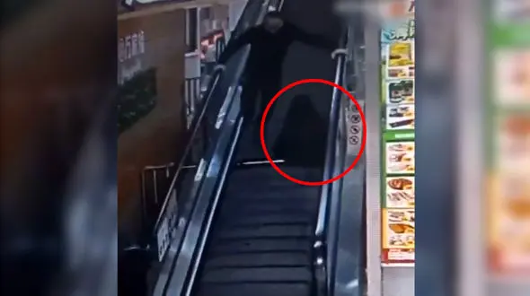 فیلم وحشتناک از  لحظه سقوط زن جوان در پله برقی