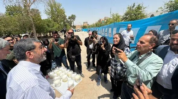 عذرخواهی ضرغامی از خبرنگاران با فالوده شیرازی!
