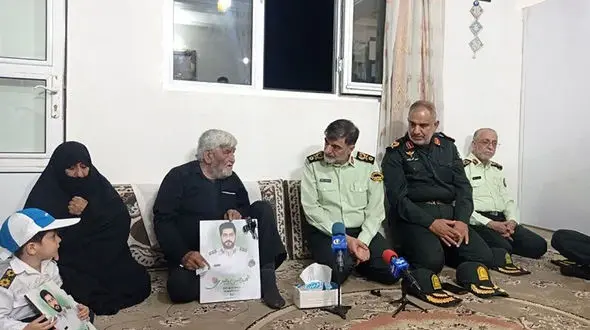 سردار رادان با خانواده شهید «حسن وحیدی» دیدار کرد