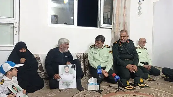 سردار رادان با خانواده شهید «حسن وحیدی» دیدار کرد