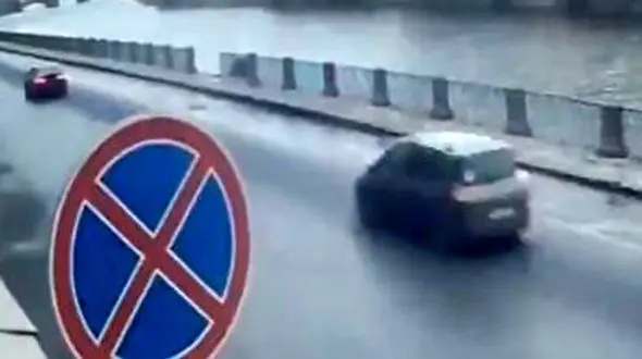 سقوط وحشتناک خودرو به داخل رودخانه+فیلم