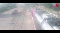 عجیب ترین فیلم از تصادف خودروی لوکس با قطار / مرد امریکایی زنده ماند 