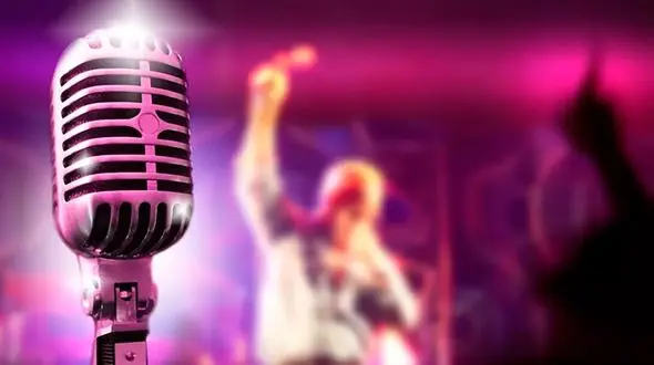 سورپرایز لاکچری خواننده معروف برای طرفدارش در کنسرت