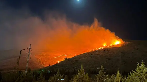 فیلم آتش سوزی هولناک در ارتفاعات دراک شیراز/ 50 آتش‌نشان برای مهار آتش به میدان رفتند + عکس