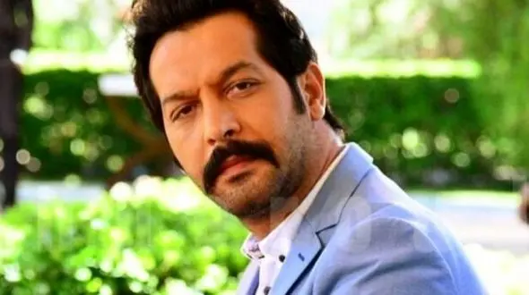 فیلم آوازخوانی باشکوه و سوزناک کامران تفتی برای مرحوم ارشا اقدسی / اگه دُنیا نارفیقه ما رفیقیم...