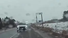 راننده خشمگین در پی تلاش برای پرت کردن خودروی دیگر از روی پل دستگیر شد! + فیلم 