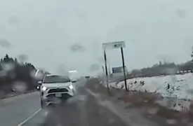 راننده خشمگین در پی تلاش برای پرت کردن خودروی دیگر از روی پل دستگیر شد! + فیلم 