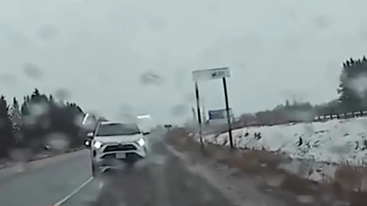 راننده خشمگین در پی تلاش برای پرت کردن خودروی دیگر از روی پل دستگیر شد!