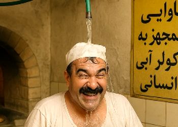 خلاقیت خنده‌دار و  تحسین برانگیز شاطر اهوازی برای فرار از گرمای 51 درجه جهانی شد