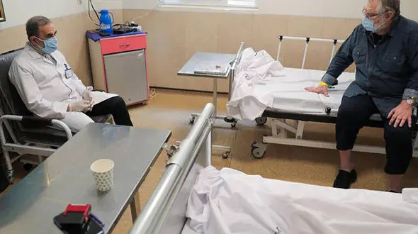 حال نادر طالب زاده بر روی تخت بیمارستان بعد از مبتلا شدن به کرونا / دکتر ولایتی به ملاقات او رفت + عکس