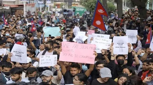 فرار مقامات نپال با آویزان شدن از هلی‌کوپتر! / فیلترینگ نپال را به هم ریخت!