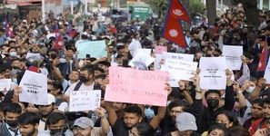 فرار مقامات نپال با آویزان شدن از هلی‌کوپتر! / فیلترینگ نپال را به هم ریخت!