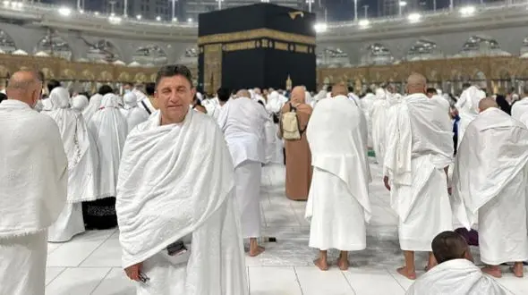 میز عزایِ ساده امیر قلعه نویی برای خواهر کم سن و سالش وسط زمین فوتبال/ دیزاین سبد گل با روبان مشکی +عکس