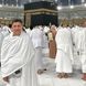 میز عزایِ ساده امیر قلعه نویی برای خواهر کم سن و سالش وسط زمین فوتبال/ دیزاین سبد گل با روبان مشکی +عکس