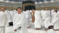 میز عزایِ ساده امیر قلعه نویی برای خواهر کم سن و سالش وسط زمین فوتبال/ دیزاین سبد گل با روبان مشکی +عکس