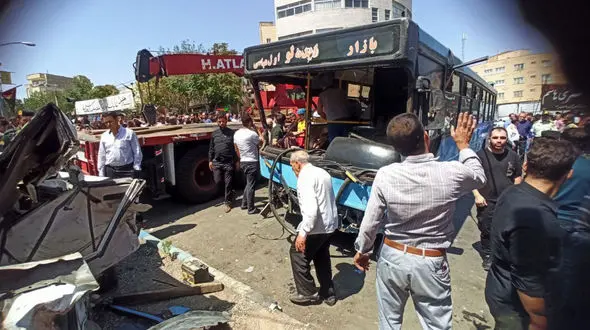 اتوبوس شرکت واحد تبریز 3 خودرو را در هم کوبید / پراید له شد + فیلم و عکس های حادثه