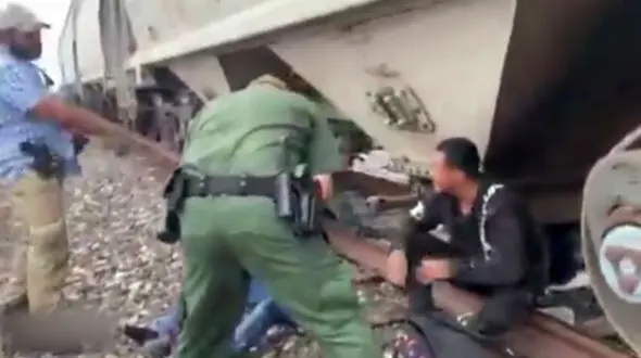 فیلم نجات بردگان غیراخلاقی از کانتینر قاچاقچیان انسان + جزئیات