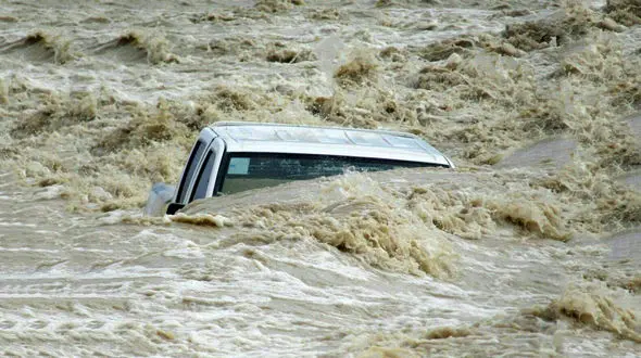 تخلیه یک بیمارستان در جهرم / سیل راه اصلی ورود به جهرم را بست 