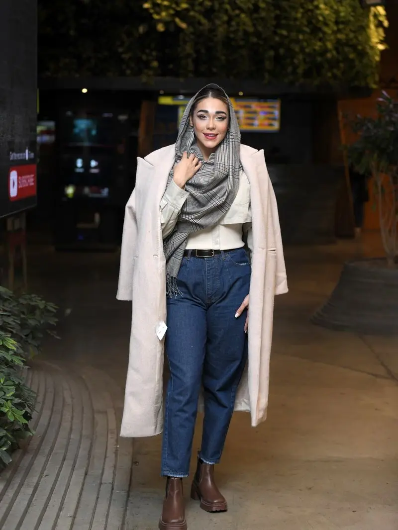 رویا وحدتی (بلاگر و بازیگر) و امین اسدی در اکران مردمی طهران۵۷