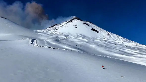 فیلم اسکی باز تنها روی دامنه آتشفشان اتنا