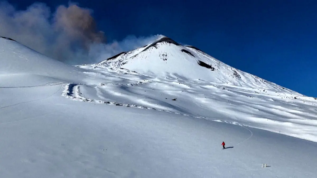 فیلم اسکی باز تنها روی دامنه آتشفشان اتنا