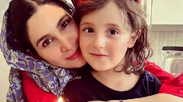 فیلمی از رقص و آواز خواندن نوراهاشمی با پسرش