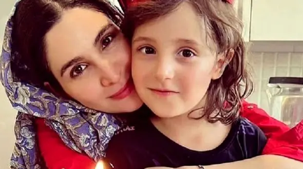 فیلمی از رقص و آواز خواندن نوراهاشمی با پسرش