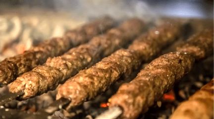 چگونه کباب را دوباره گرم کنیم؟ راهنمای کامل گرم کردن کباب با مایکروفر، اجاق گاز و فر