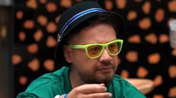 فیلم / علی صادقی: من گیاهخوارم البته گوشتم می خورم ولی با بغض ! /  این بشر تنها کسیه که همه نسل هارو می تونه بخندونه 