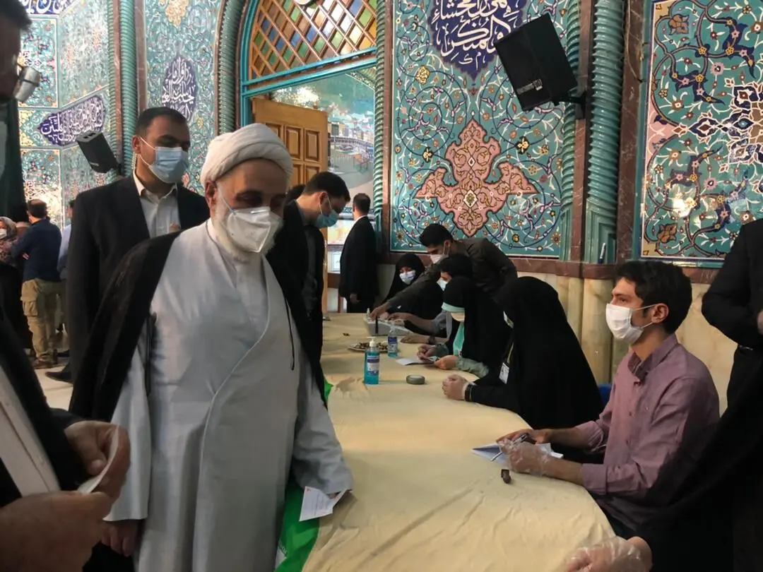 حجت الاسلام و المسلمین ناطق نوری رای خود را در حسینه ارشاد به صندوق انداخت + عکس