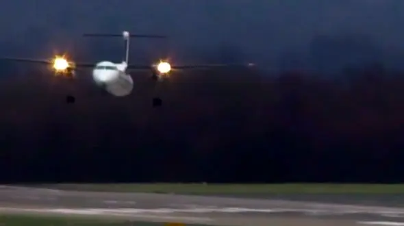لحظات دلهره‌آور فرود هواپیما‌ توسط خلبان ماهر در هوای طوفانی + فیلم