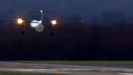 لحظات دلهره‌آور فرود هواپیما‌ توسط خلبان ماهر در هوای طوفانی + فیلم