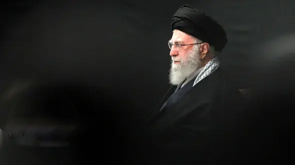واکنش سوزناک مردم به پخش صدای رهبر شهید انقلاب در مصلی + فیلم