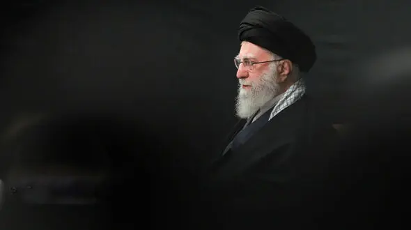 واکنش سوزناک مردم به پخش صدای رهبر شهید انقلاب در مصلی + فیلم