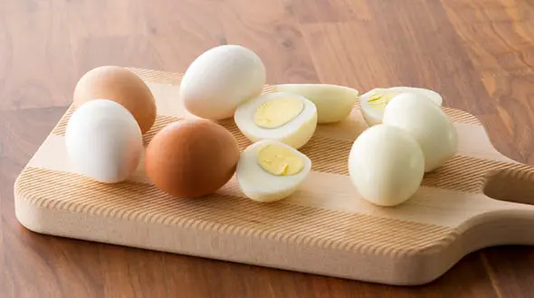 3 روش برای آسان پوست کندن تخم مرغ آب پز