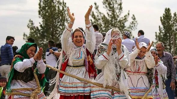 فیلم رقص و آواز دختران ایرانی در تلویزیون / صداوسیما سنت شکنی کرد !