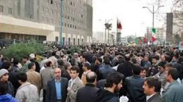  جمعی از بازنشستگان مقابل مجلس تجمع کردند !