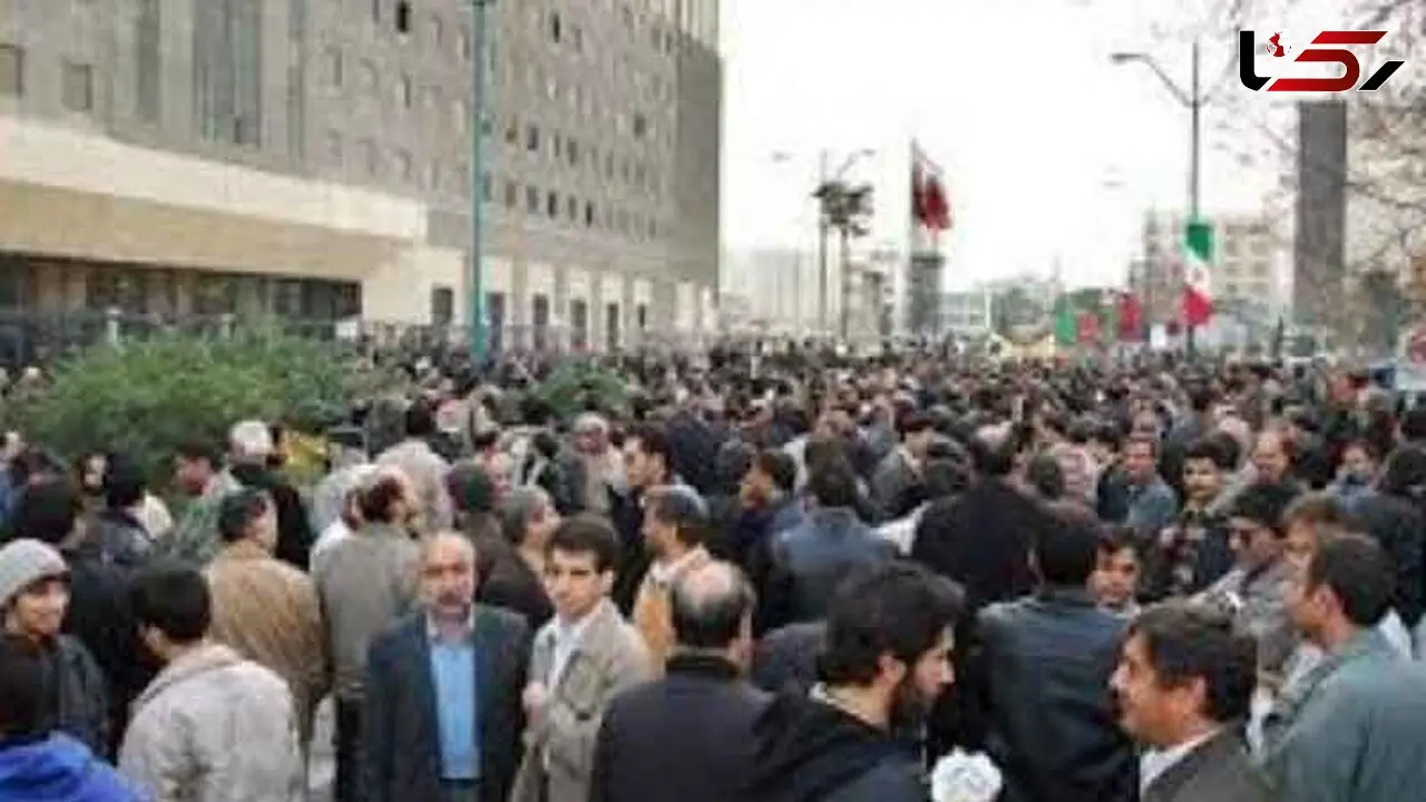  جمعی از بازنشستگان مقابل مجلس تجمع کردند !