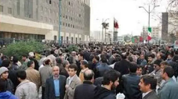  جمعی از بازنشستگان مقابل مجلس تجمع کردند !
